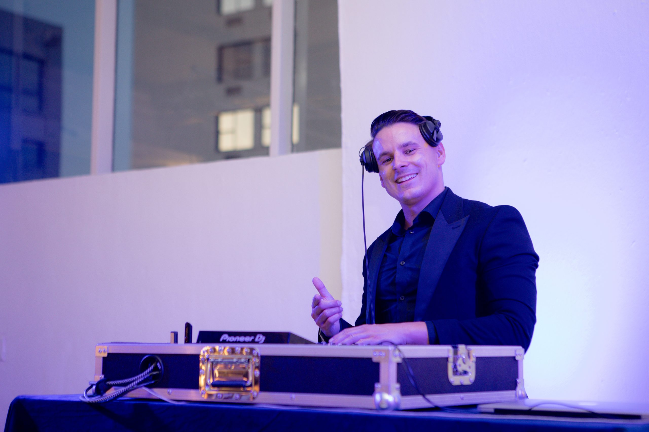DJ Raeven performing live